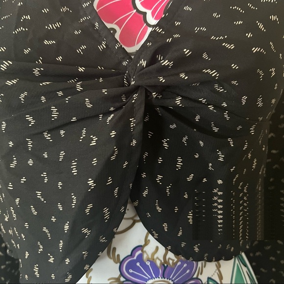 7 Day Wknd Black Long Sleeve Crop Twisted Front Blouse - Picture 3 of 4